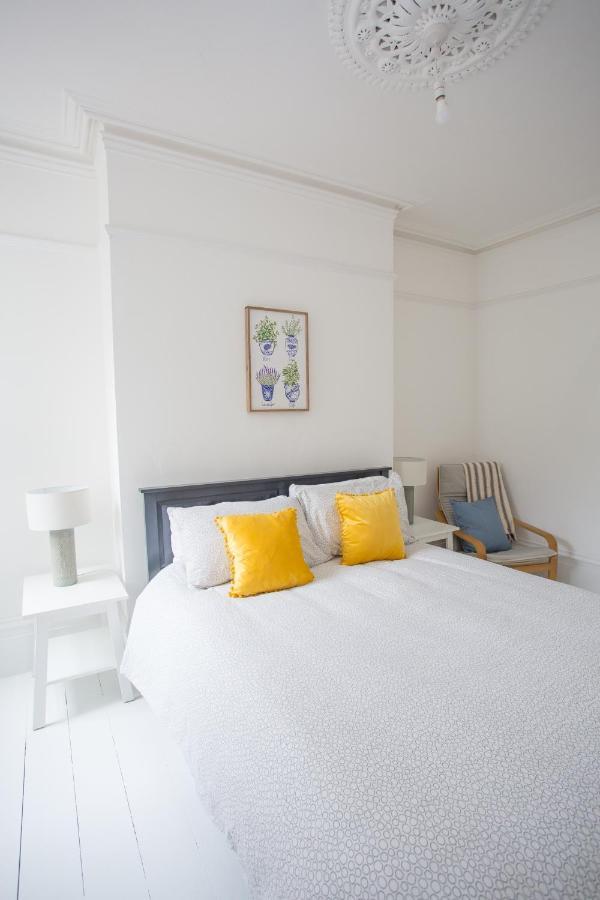 וורטינג Elegant York House - On A Beach Road, Sleeps 12, With Sea Views מראה חיצוני תמונה