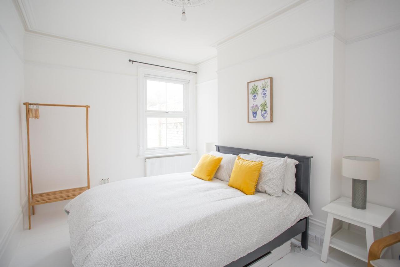 וורטינג Elegant York House - On A Beach Road, Sleeps 12, With Sea Views מראה חיצוני תמונה