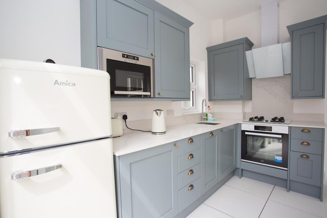 וורטינג Elegant York House - On A Beach Road, Sleeps 12, With Sea Views חדר תמונה