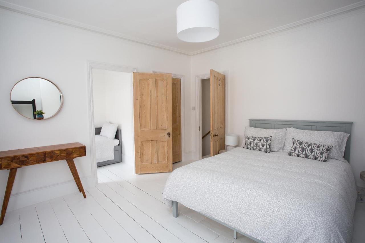 וורטינג Elegant York House - On A Beach Road, Sleeps 12, With Sea Views חדר תמונה