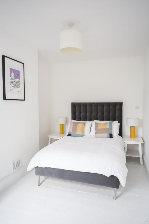 וורטינג Elegant York House - On A Beach Road, Sleeps 12, With Sea Views מראה חיצוני תמונה