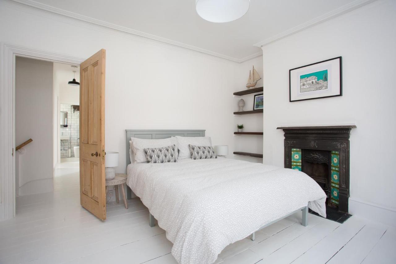 וורטינג Elegant York House - On A Beach Road, Sleeps 12, With Sea Views מראה חיצוני תמונה