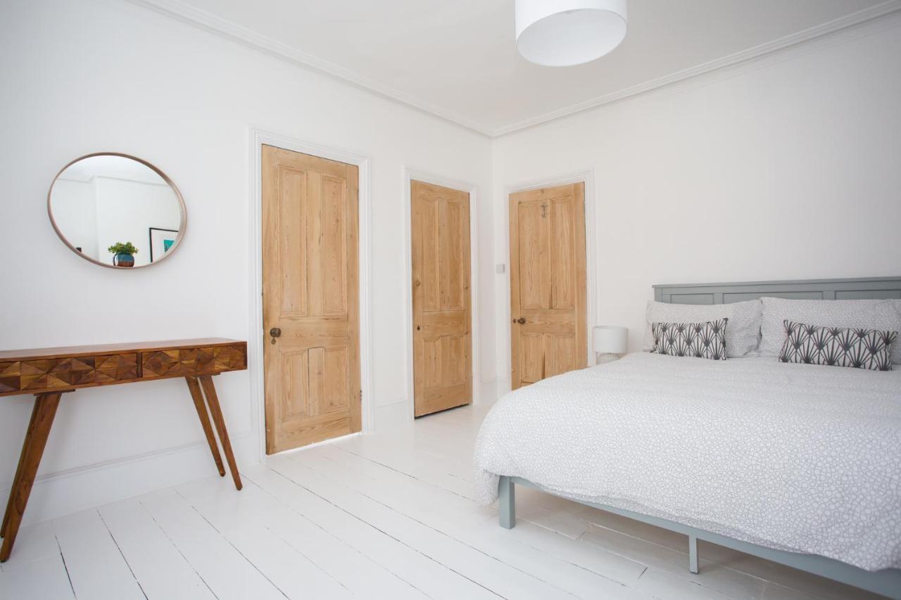 וורטינג Elegant York House - On A Beach Road, Sleeps 12, With Sea Views מראה חיצוני תמונה