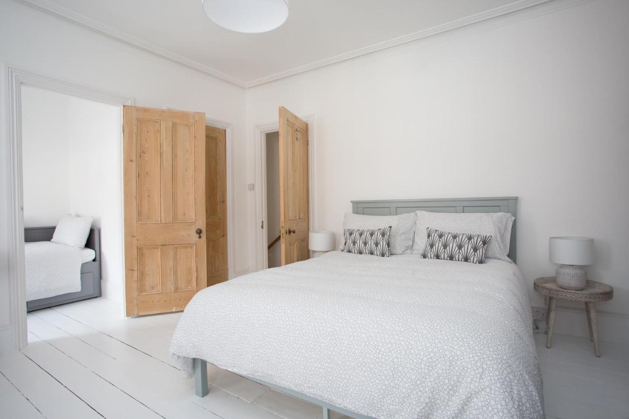 וורטינג Elegant York House - On A Beach Road, Sleeps 12, With Sea Views מראה חיצוני תמונה