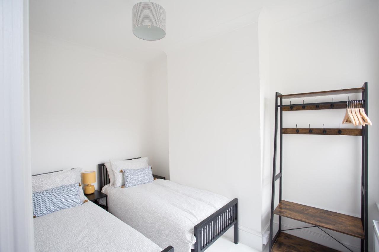 וורטינג Elegant York House - On A Beach Road, Sleeps 12, With Sea Views מראה חיצוני תמונה