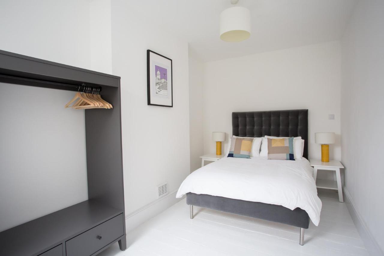 וורטינג Elegant York House - On A Beach Road, Sleeps 12, With Sea Views מראה חיצוני תמונה