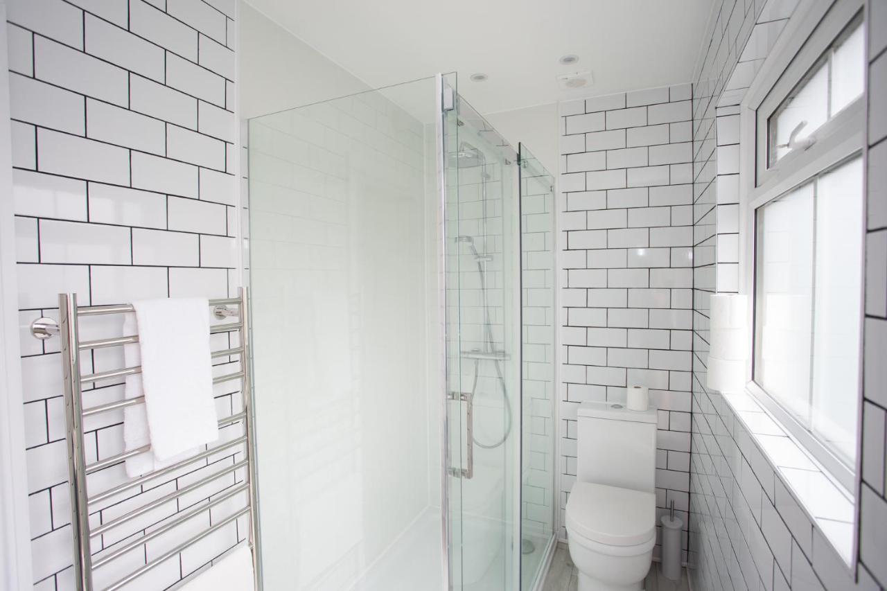 וורטינג Elegant York House - On A Beach Road, Sleeps 12, With Sea Views מראה חיצוני תמונה
